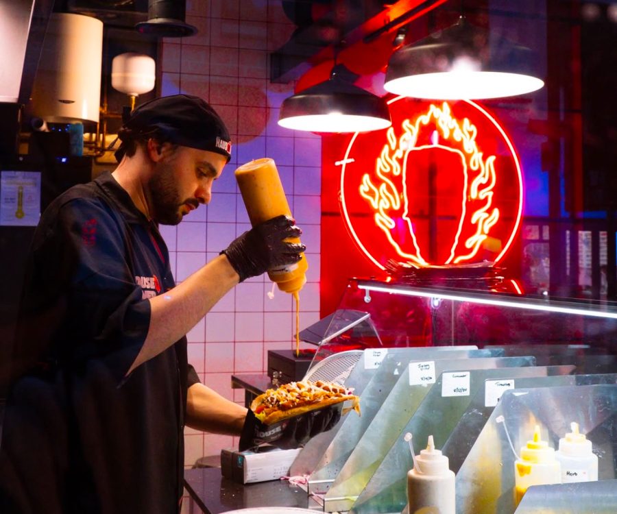 Man making a German Döner