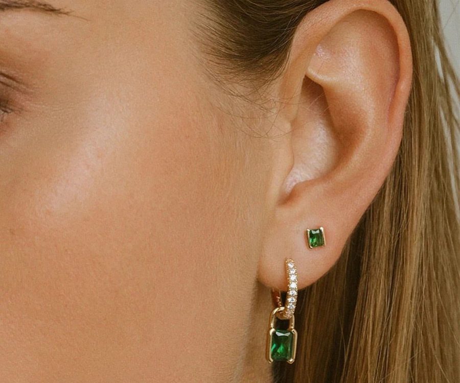 Hanging earring with emerald gem.